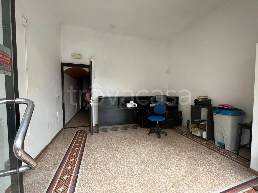 locale commerciale in vendita a Firenze in zona Isolotto