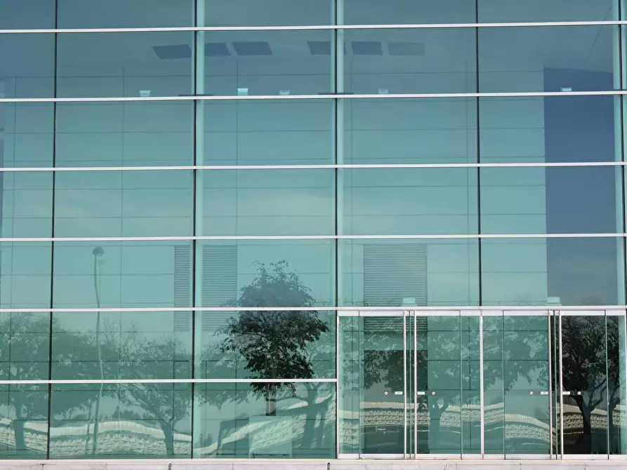 locale commerciale in vendita a Firenze in zona Isolotto