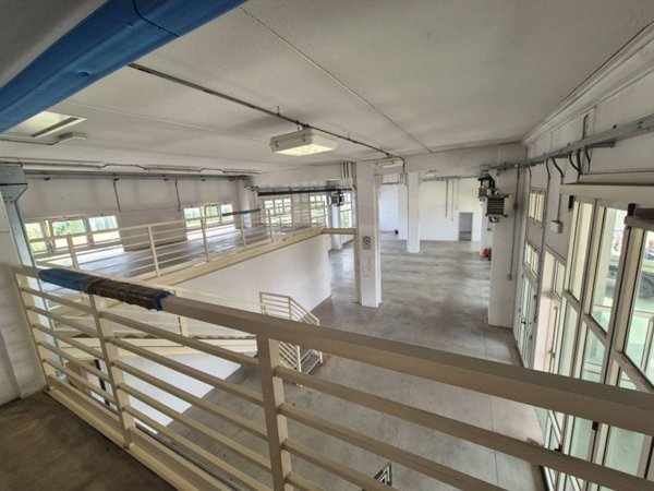 locale commerciale in vendita a Firenze in zona Legnaia