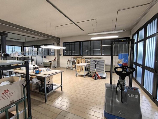 locale commerciale in vendita a Firenze in zona Isolotto