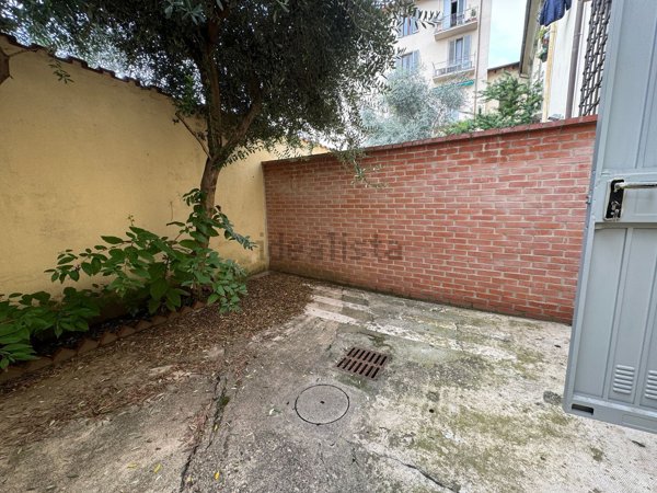 locale commerciale in vendita a Firenze in zona Legnaia
