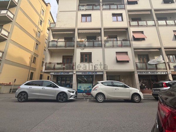 locale commerciale in vendita a Firenze in zona Legnaia