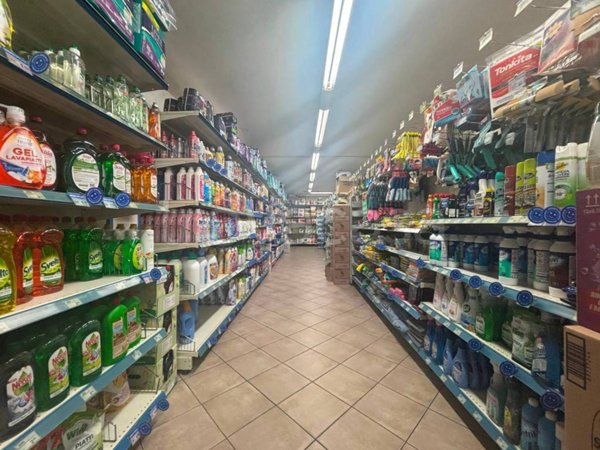 negozio in vendita a Firenze in zona Isolotto