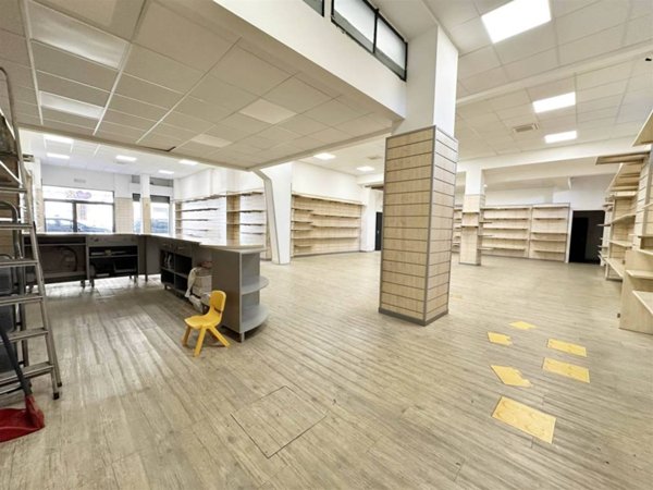 negozio in vendita a Firenze in zona Campo di Marte