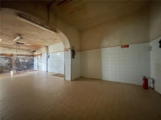locale commerciale in vendita a Firenze in zona Legnaia
