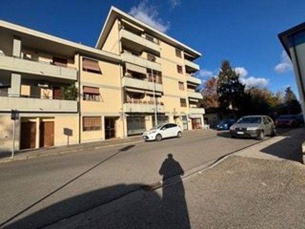 locale commerciale in vendita a Firenze in zona Isolotto