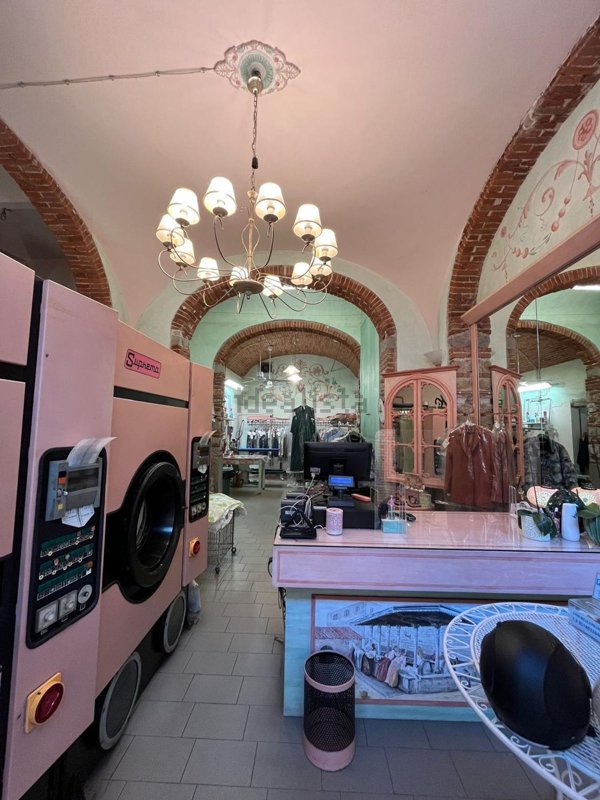 locale commerciale in vendita a Firenze in zona Porta Romana
