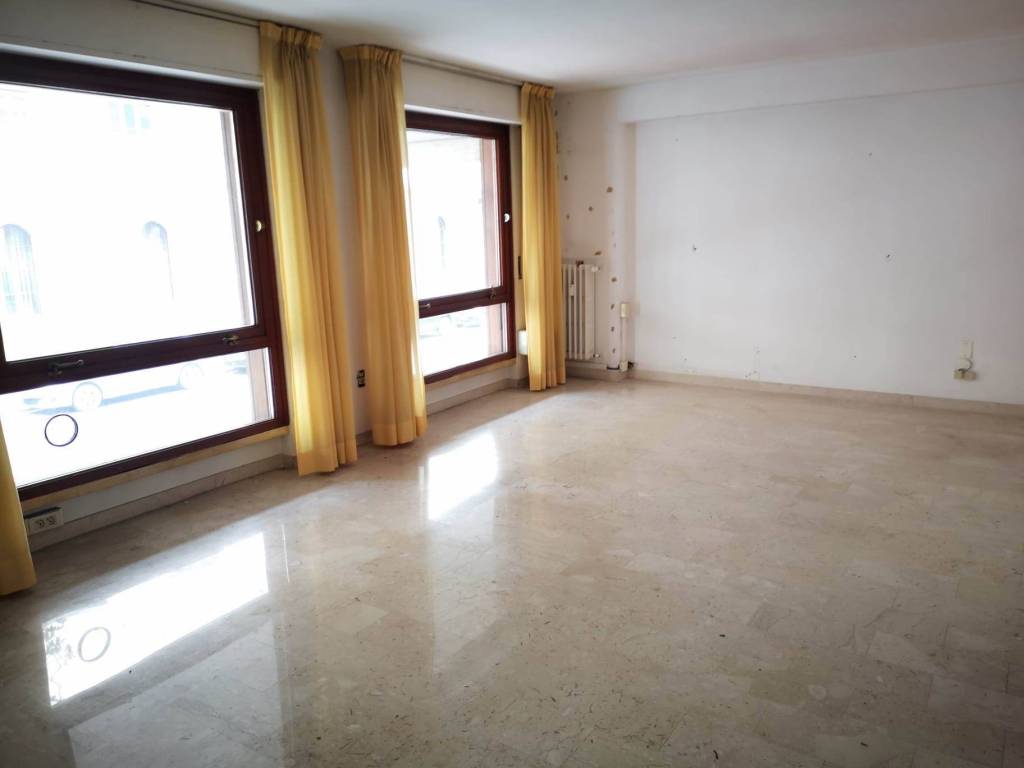 negozio in vendita a Firenze in zona Statuto