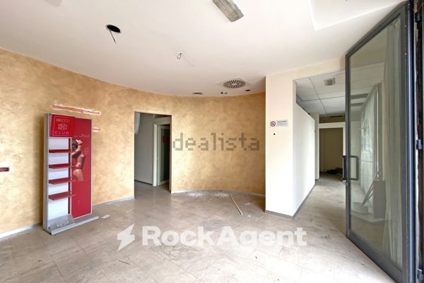 locale commerciale in vendita a Firenze in zona Peretola
