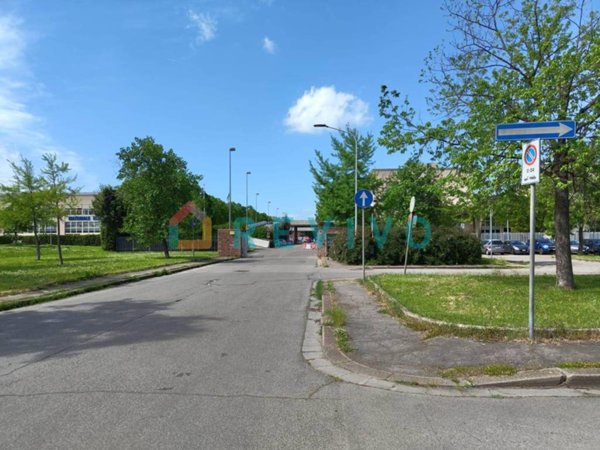 locale commerciale in vendita a Firenze in zona Legnaia
