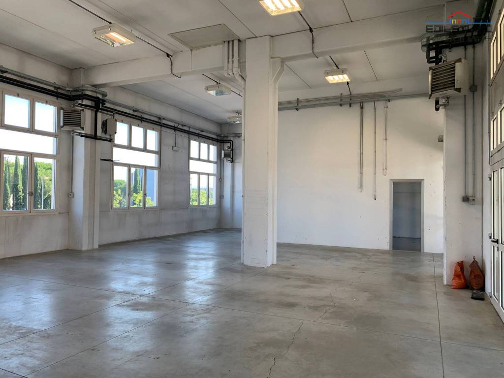 locale commerciale in vendita a Firenze in zona Legnaia