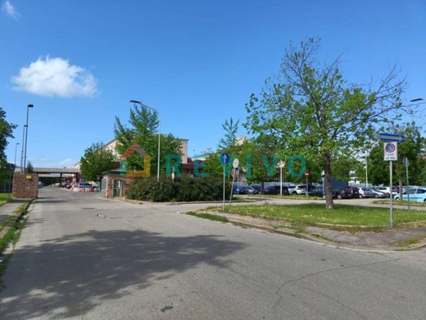 locale di sgombero in vendita a Firenze in zona Legnaia