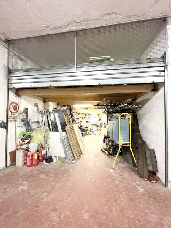 locale di sgombero in vendita a Firenze in zona Isolotto