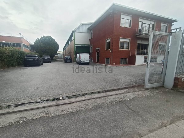 locale di sgombero in vendita a Firenze in zona Peretola