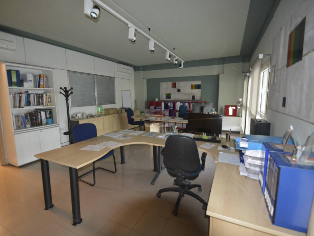 locale commerciale in vendita a Firenze in zona Legnaia