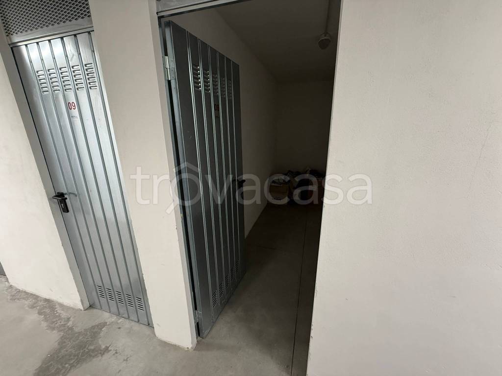 locale commerciale in vendita a Firenze in zona Legnaia