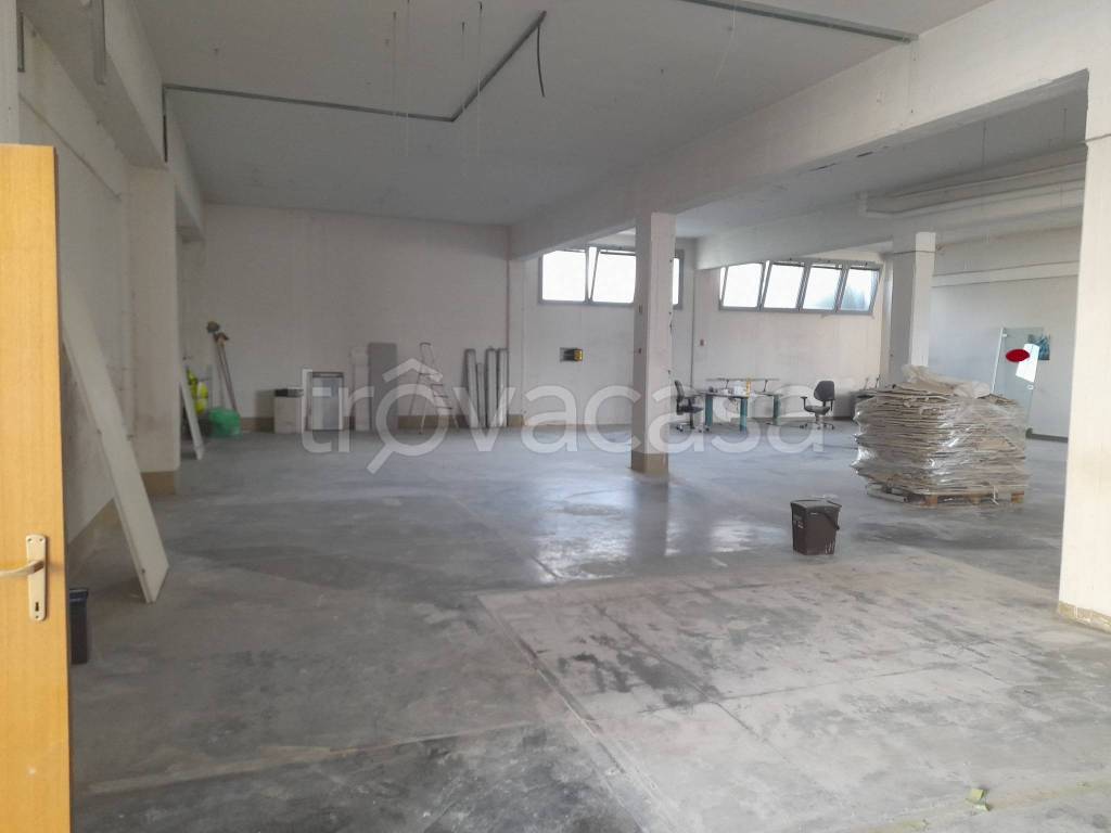 locale commerciale in vendita a Firenze in zona Brozzi
