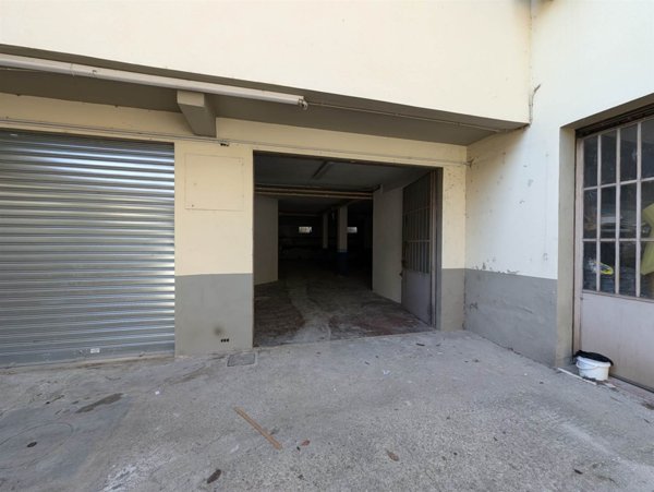 locale di sgombero in vendita a Firenze in zona Isolotto