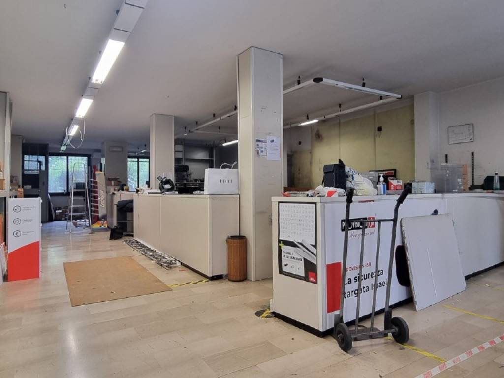 locale commerciale in vendita a Firenze in zona Campo di Marte