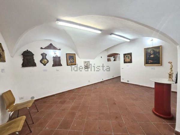 locale commerciale in vendita a Firenze in zona Centro Santa Croce