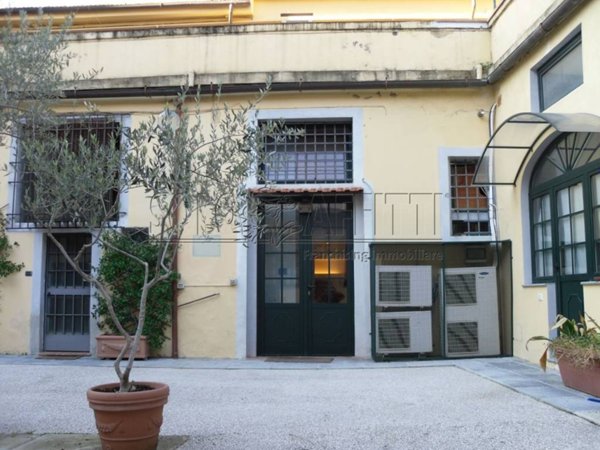 locale commerciale in vendita a Firenze in zona Campo di Marte