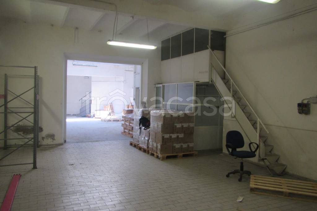 locale commerciale in vendita a Firenze in zona Careggi
