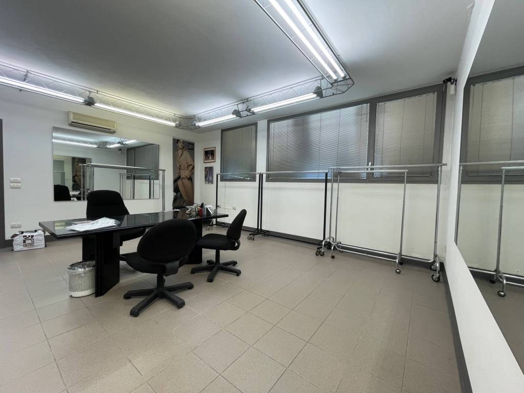negozio in vendita a Firenze in zona Isolotto