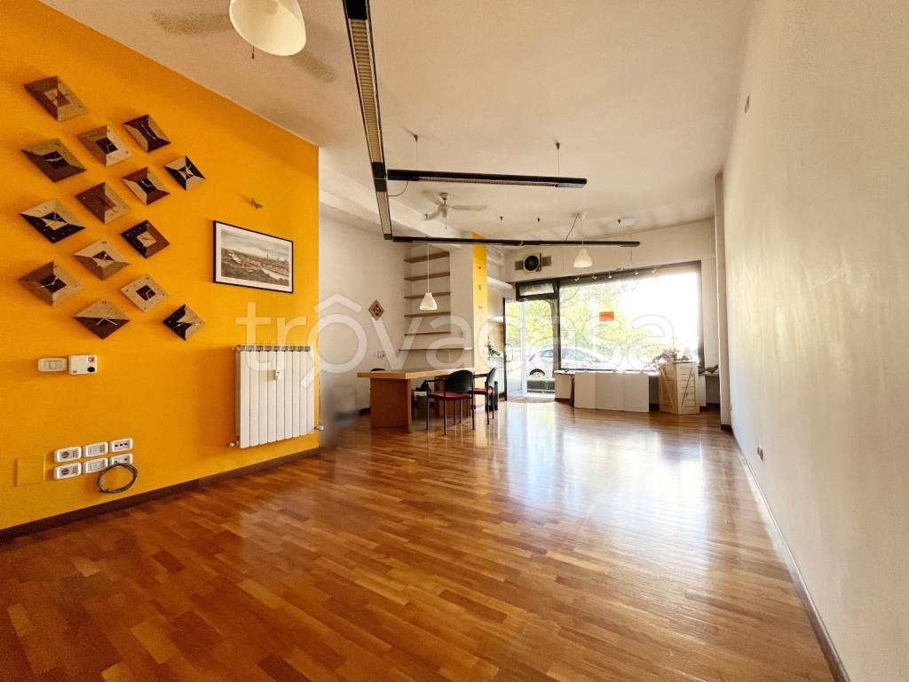 negozio in vendita a Firenze in zona Isolotto