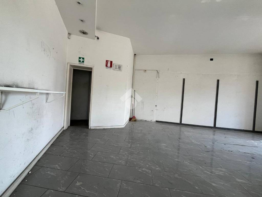 negozio in vendita a Firenze in zona Isolotto