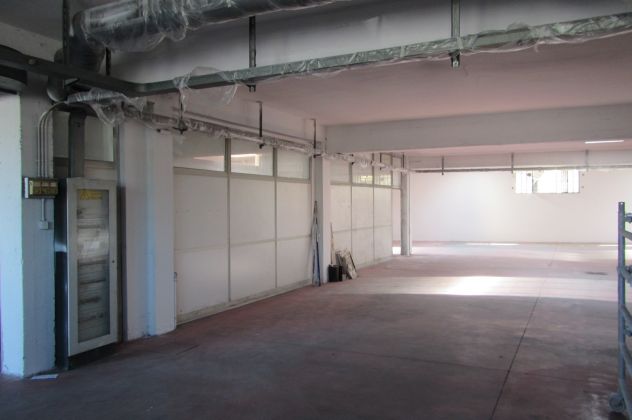 locale commerciale in vendita a Firenze in zona Legnaia