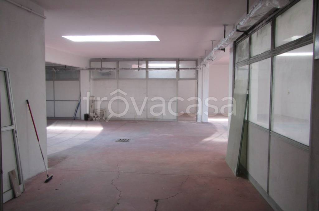 locale commerciale in vendita a Firenze in zona Legnaia