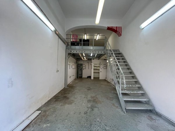 locale di sgombero in vendita a Firenze in zona Isolotto