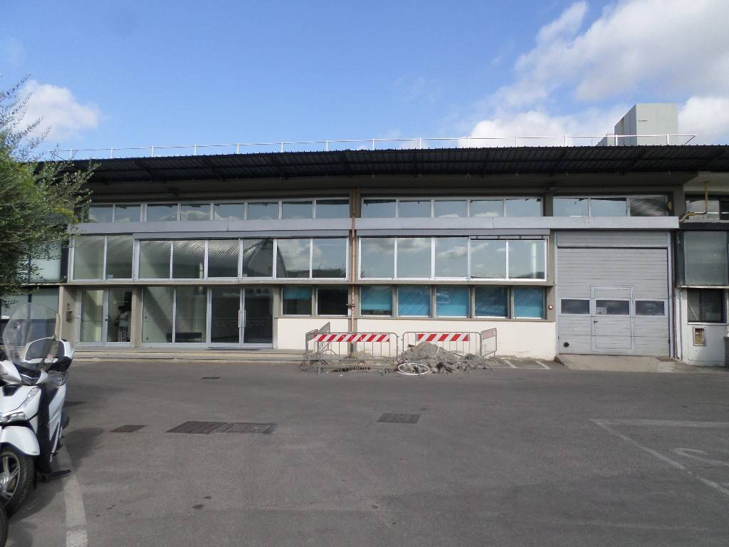locale commerciale in vendita a Firenze in zona Peretola