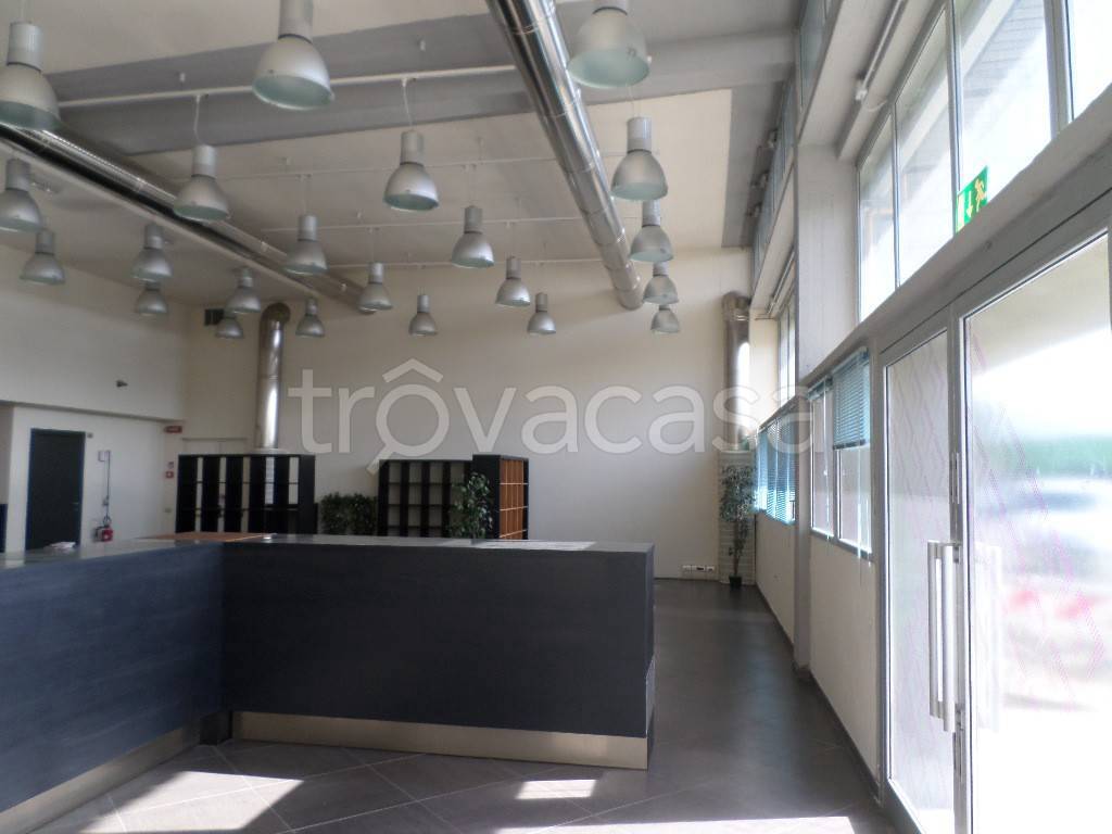 locale commerciale in vendita a Firenze in zona Peretola