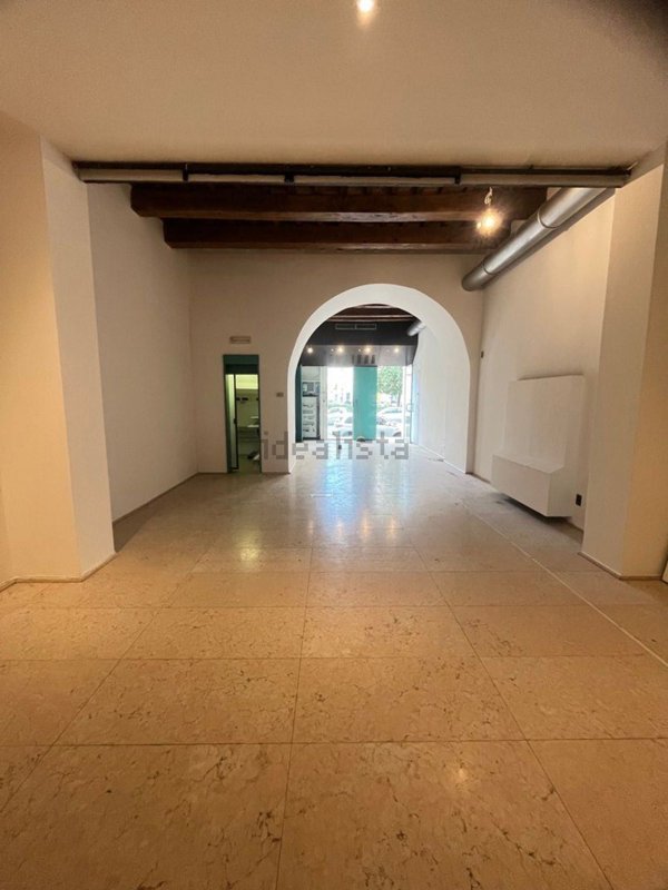 locale commerciale in vendita a Firenze in zona Centro Santa Maria Novella
