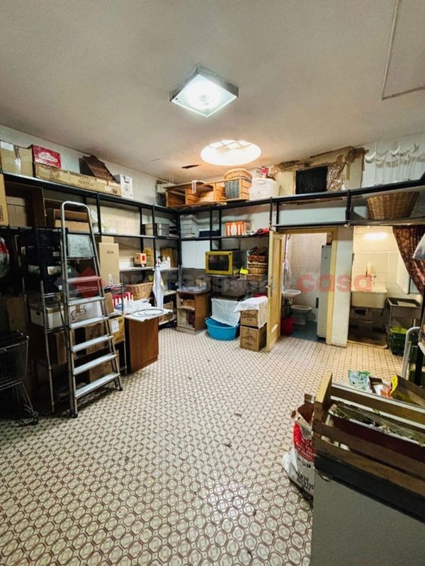 locale commerciale in vendita a Firenze in zona Isolotto