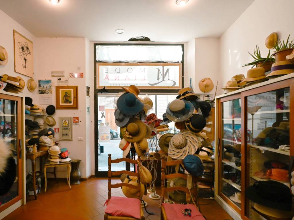negozio in vendita a Firenze in zona Campo di Marte