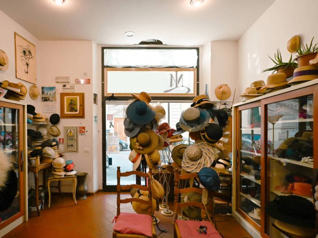 negozio in vendita a Firenze in zona Campo di Marte