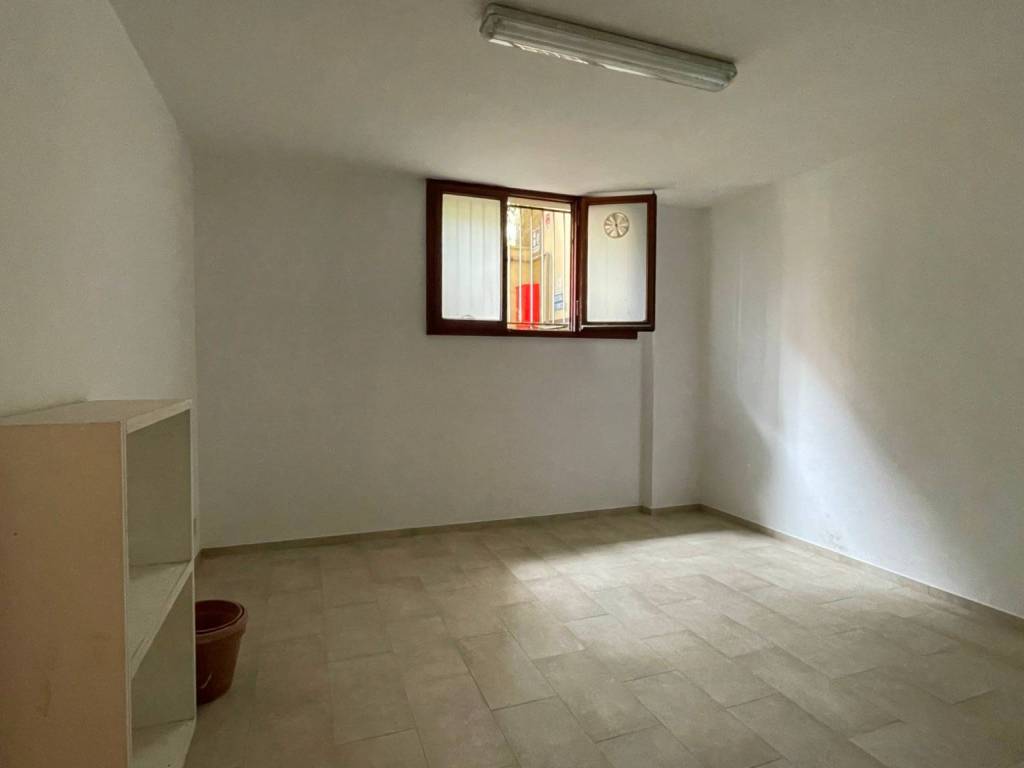locale commerciale in vendita a Firenze in zona Campo di Marte