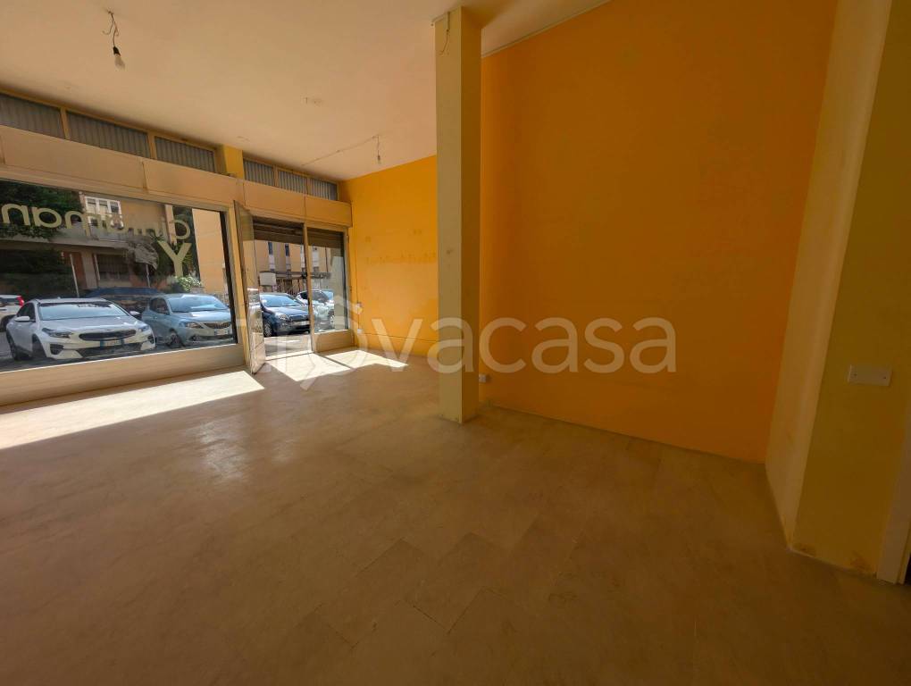 negozio in vendita a Firenze in zona Isolotto