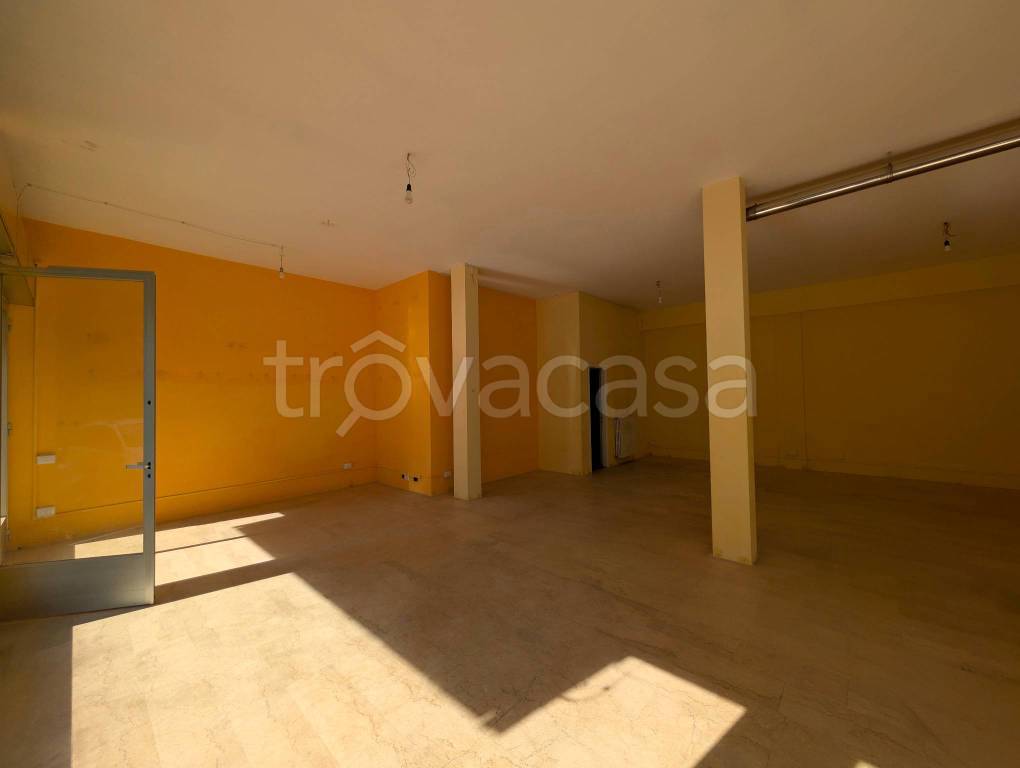 negozio in vendita a Firenze in zona Isolotto