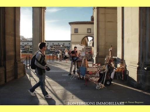 locale commerciale in vendita a Firenze in zona Centro Santa Croce