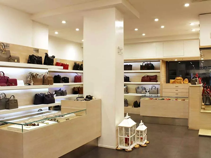 locale commerciale in vendita a Firenze in zona Coverciano