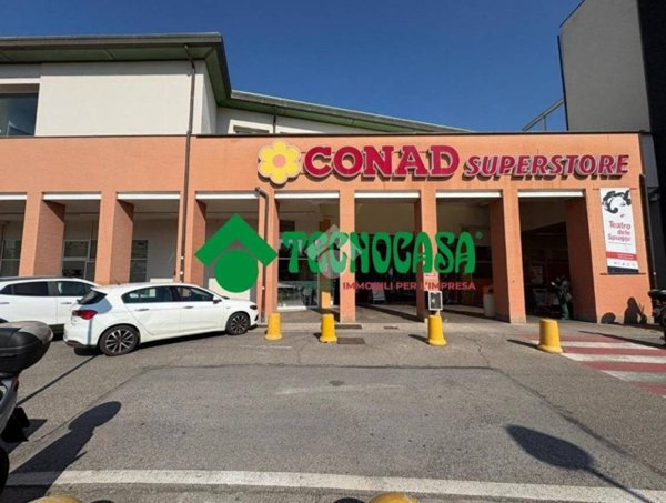 negozio in vendita a Firenze in zona Brozzi