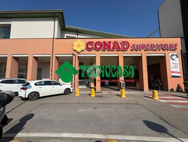 ufficio in vendita a Firenze in zona Brozzi