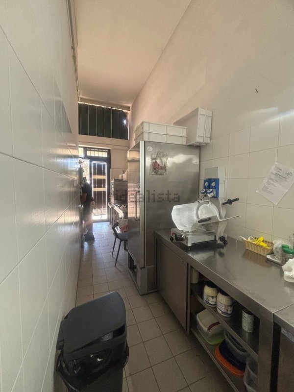 locale commerciale in vendita a Firenze in zona Isolotto