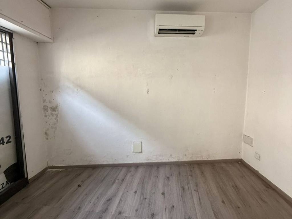 negozio in vendita a Firenze in zona Brozzi