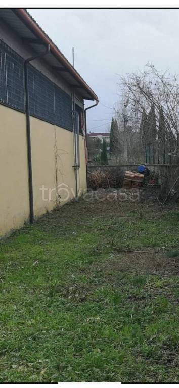 locale commerciale in vendita a Firenze in zona Isolotto