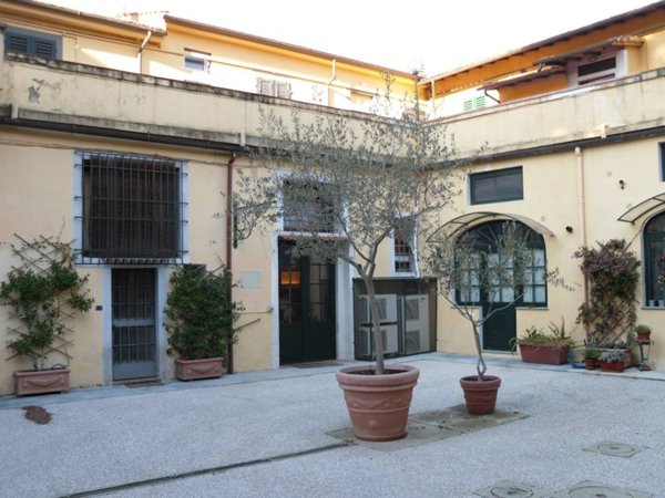 locale commerciale in vendita a Firenze in zona Campo di Marte