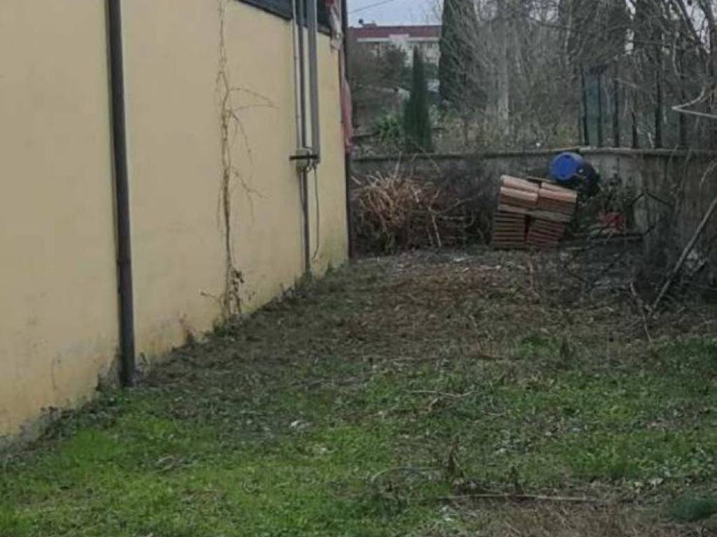 locale commerciale in vendita a Firenze in zona Isolotto